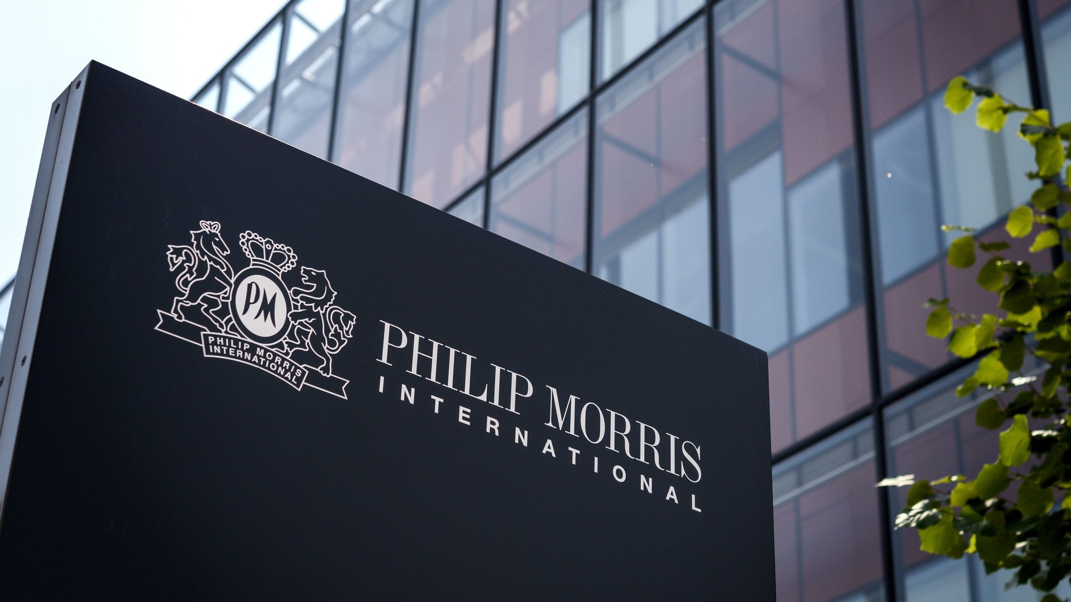 Чому міжнародний спонсор війни Філіп Морріс Інтернешнл досі працює в Україні?